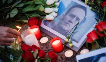 Un punto de homenaje a Alexei Navalni en Berlín. EFE/EPA/CLEMENS BILAN