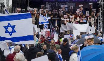 Familiares de israelíes retenidos por Hamás y rehenes ya liberados visitan este miércoles la Corte Penal Internacional (CPI) en La Haya, Países Bajos.