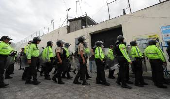 Fotografía de archivo que muestra a policías durante un operativo en una cárcel de Ecuador a inicios de 2024.