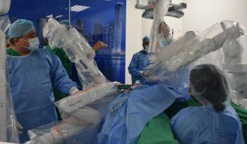 En la Ciudad de la Salud se encuentra el Centro de Simulación y Tecnología Avanzada y el Hospital Quirúrgico de Alta Complejidad de la Ciudad de la Salud, que cuenta con sistema de robótica.
