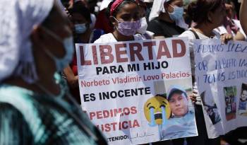 Fotografía de archivo de familiares de personas detenidas durante el régimen de excepción en San Salvador.