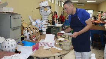 Jorge trabaja en el taller de piñatas del Instituto Panameño de Habilitación Especial.