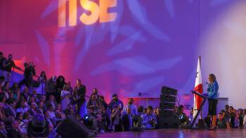 La gerente educativa y rectora del ITSE, Milena Gómez (d), habla en la inauguración de la segunda fase del Instituto Técnico Superior Especializado (ITSE) en Ciudad de Panamá.
