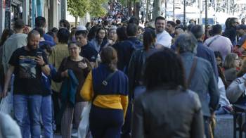 Una calle llena de personas este lunes, durante el apagón en Madrid.