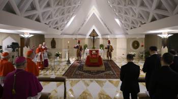 El Vaticano difundió este martes las primeras imágenes del papa Francisco, fallecido este lunes a los 88 años, en el féretro de madera en la capilla de la que fue su residencia, la Casa Santa Marta. EFE/Simone Risoluti/Dicasterio para La Comunicación De La Santa Sede SOLO USO EDITORIAL/SOLO DISPONIBLE PARA ILUSTRAR LA NOTICIA QUE ACOMPAÑA (CRÉDITO OBLIGATORIO)