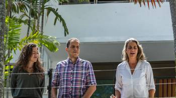 Fotografía de archivo del 1 de agosto de 2024 de los opositores venezolanos Claudia Macero (i), Pedro Uchurrurtu (c) y Magalli Meda, asilados en la Embajada de Argentina en Caracas.