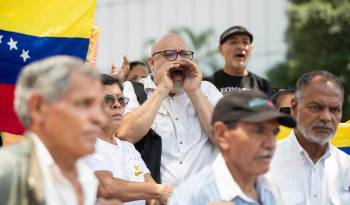 Fotografía de archivo de un hombre que grita durante una manifestación de pensionados y jubilados en Caracas (Venezuela).