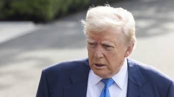 El presidente de Estados Unidos, Donald Trump, ofrece breves declaraciones a los medios antes de partir de la Casa Blanca rumbo a Roma. EFE/EPA/JIM LO SCALZO
