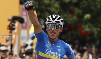 El corredor colombiano Jhonatan Restrepo de la Selección Colombia celebra al ganar la sexta etapa de la carrera ciclística Tour Colombia 2024 hoy, en Bogotá (Colombia).