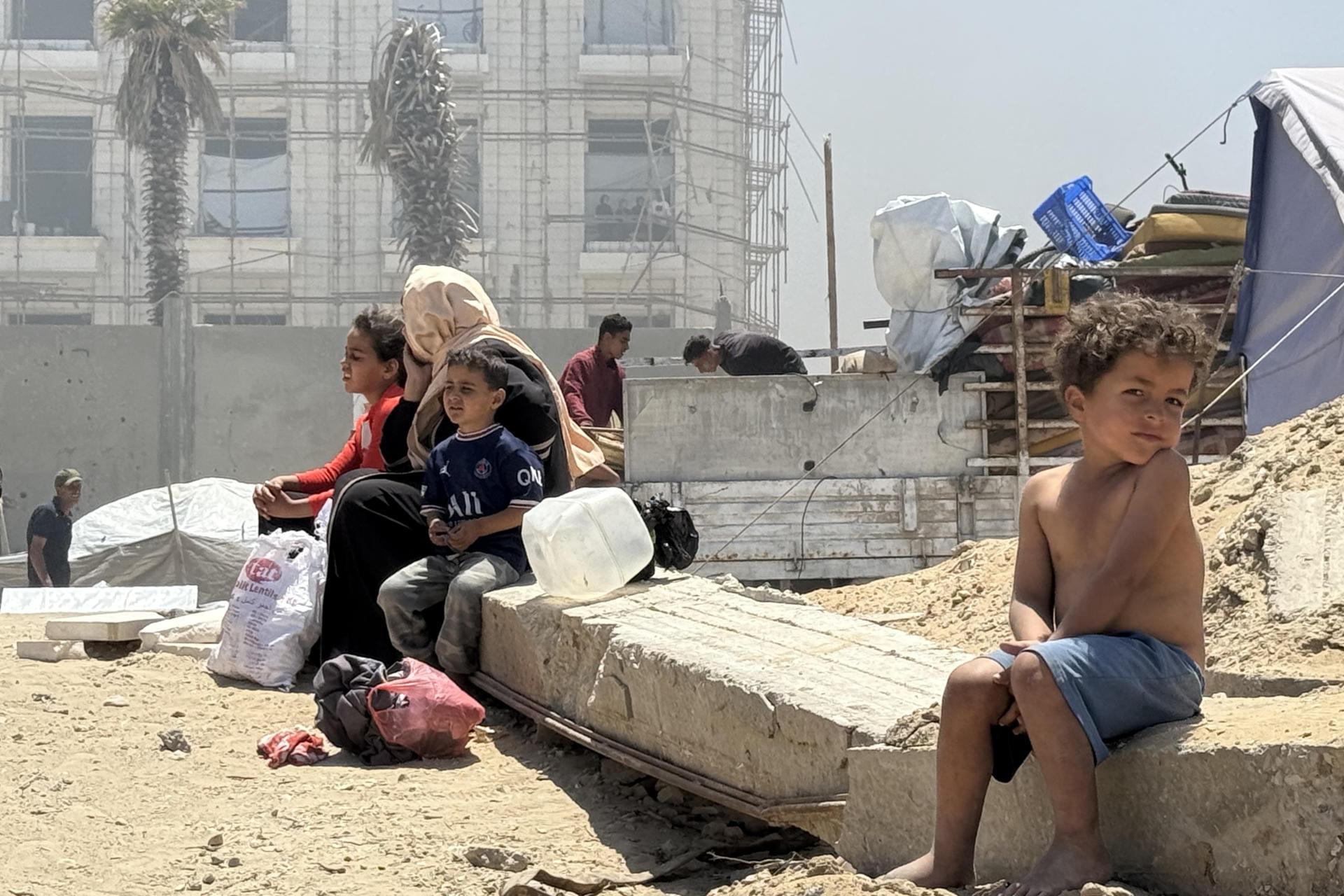 Miles de personas desplazadas por los ataques israelíes han encontrado refugio en el puerto en la Ciudad de Gaza, este martes. Al menos 53 palestinos, entre ellos mujeres y niños, han muerto desde la medianoche de este martes en nuevos ataques del Ejército contra el norte y el centro de la devastada Franja de Gaza, confirmaron fuentes médicas.