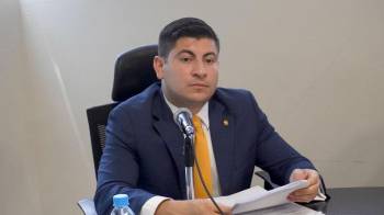 La reacción de Bloise se da luego que sus colegas de la coalición y Vásquez salieron a cuestionar la participación de los diputados en la reunión.