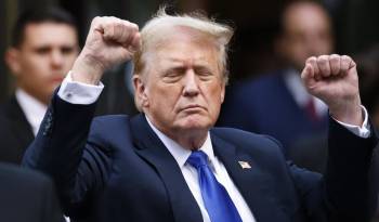 El expresidente estadounidense Donald Trump hace gestos a los medios de comunicación y a la multitud afuera de la Torre Trump después de que un jurado lo declaró culpable de los 34 cargos en su juicio penal en la Corte Suprema del Estado de Nueva York