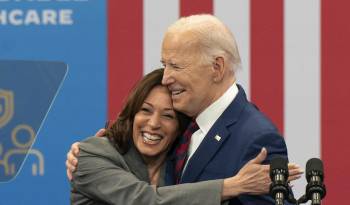 Fotografía de archivo en donde se ve a la vicepresidenta estadounidense, Kamala Harris, y el presidente de Estados Unidos, Joe Biden. EFE/Allison Joyce