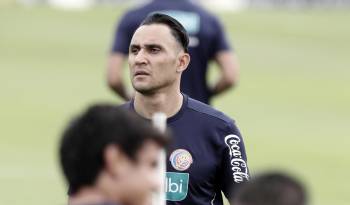 Fotografía de archivo en la que se registró al guardameta costarricense Keylor Navas (c), durante un entrenamiento con la selección de fútbol de su país, en San José (Costa Rica).