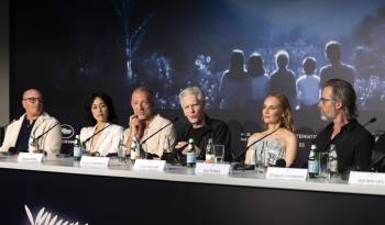 (Izquierda a derecha) el productor Martin Katz, los actores Sandrine Holt, Vincent Cassel, el director canadiense David Cronenberg y los actores Diane Kruger y Guy Pearce asisten a la conferencia de prensa de 'The Shrouds' durante la 77ª Festival de Cine de Cannes anual, en Cannes, Francia, 21 de mayo de 2024. La película se presenta en competición del festival de cine que se celebrará del 14 al 25 de mayo de 2024.