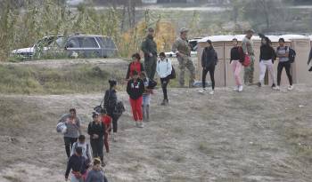 Migrantes caminan en Shelby Park, en Eagle Pass, Texas (EE.UU.).