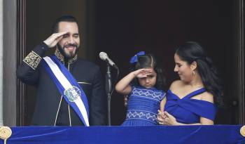El presidente de El Salvador, Nayib Bukele, su esposa Gabriela Rodríguez y su hija Layla Bukele asisten a la ceremonia de investidura, este sábado en la Plaza Gerardo Barrios de San Salvador.