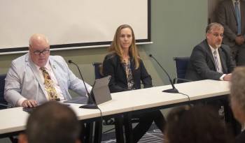 El comisionado de Agricultura de Luisiana, Mike Strain (i), junto a la directora de operaciones de USA Rice, Sarah Moran (c), y el representante de la Asociación Nacional de Departamentos de Agricultura de Estados Unidos, Chris Jones (d), durante una rueda de prensa al termino de la V Conferencia agrícola, en La Habana (Cuba). EFE/ Yander Zamora