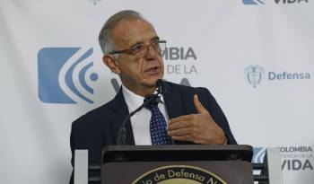 El ministro de Defensa de Colombia, Iván Velásquez, habla durante una rueda de prensa este martes, en Bogotá.