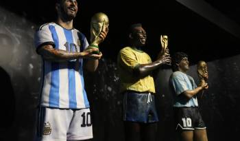 Fotografía de esculturas en tamaño real del argentino Lionel Messi, el brasileño Edson Arantes do Nascimento (Pelé) y el argentino Diego Armando Maradona, en el museo de la Conmebol el día de su reapertura, este lunes, en Luque (Paraguay). EFE/Nina Osorio