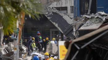 Equipos de rescate trabajan en la búsqueda de víctimas al interior de la discoteca Jet Set este miércoles, en Santo Domingo (República Dominicana). EFE/ Orlando Barría