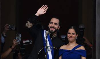Nayib Bukele y su esposa saludan a los presentes después de ser proclamado nuevamente como presidente.