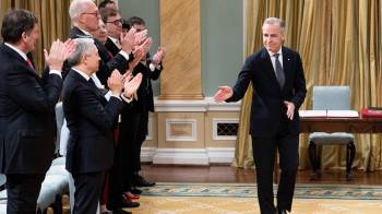 El primer ministro canadiense, Mark Carney (d), nuevo líder del Partido Liberal, saluda a su ministro de gabinete tras ser juramentado como primer ministro de Canadá en el Rideau Hall de Ottawa, Canadá.