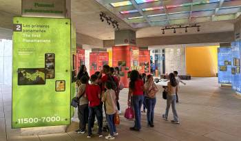 Estudiantes visitan el Biomuseo durante la inauguración de la primera edición de Mi experiencia en el museo, este jueves 21 de noviembre en Ciudad de Panamá.