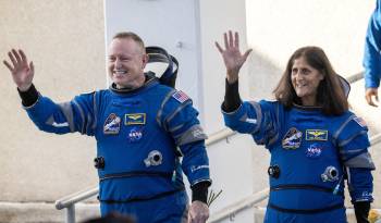 Miembros de la tripulación de vuelo de prueba de Boeing de la NASA Butch Wilmore (i) y Suni Williams, ambos de la Administración Nacional de Aeronáutica y del Espacio (NASA).