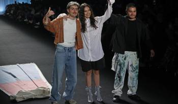El baterista de la banda colombiana Morat, Martín Vargas (i), saluda luego de presentar prendas de la marca 'General' en una pasarela del Bogotá Fashion Week, el 24 de mayo de 2024, en Bogotá (Colombia).