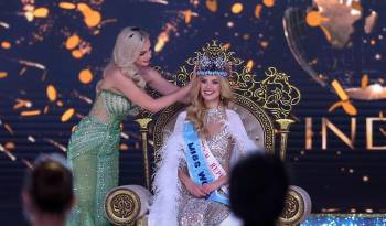 La checa Krystyna Pyszkova se corona tras ganar el 71º concurso de Miss Mundo en Mumbai, India.