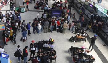 Fotografía de archivo en la que se registró a un grupo de viajeros al hacer fila para comprar boletos de autobuses intermunicipales, en la Terminal del Norte de Medellín (Colombia). EFE/Luis Noriega