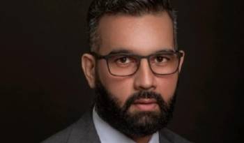 González se ha desempeñado en varios cargos públicos, como director ejecutivo, asesor legal y director de administración.