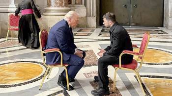 Una foto facilitada por el Servicio de Prensa de la Presidencia de Ucrania muestra al presidente ucraniano, Volodymyr Zelensky (d), reuniéndose con el presidente de EE.UU., Donald Trump (i), en la Catedral de San Pedro antes de la misa fúnebre del papa Francisco en la Plaza de San Pedro en El Vaticano.