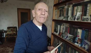 El superviviente del Holocausto Dmitri Bobekski, durante una entrevista con EFE en su apartamento de la capital ucraniana. Miles de supervivientes del genocidio nazi siguen viviendo en Ucrania.