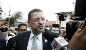 El presidente de Costa Rica, Rodrigo Chaves, acude este viernes a la Fiscalía en San José (Costa Rica). EFE/Jeffrey Arguedas