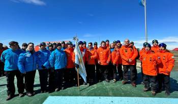 El presidente Javier Milei y a su equipo de trabajo tras su llegada hoy a la Base Antártica Conjunta Marambio.