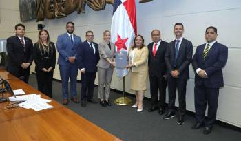 La Comisión de Credenciales se mantiene en sesión permanente para avanzar con el proceso de revisión de documentos.