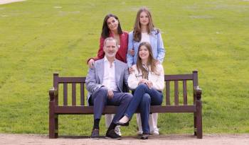 Los reyes de España junto a sus hijas la princesa Leonor y la infanta Sofía.
