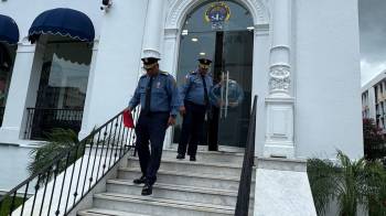 Álvarez estuvo acompañado de los tenientes coroneles José Batista, secretario general de la entidad, y Cirilo Castillo, director nacional de Seguridad, Prevención e Investigación de Incendios.