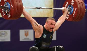 Foto de archivo de Oleksandr Pielieshenko en la final final masculina de 85 kg de los Europeos de halterofilia de 2017 en Split (Croacia). EFE/ANTONIO BAT