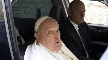 El papa Francisco sale de la prisión de Regina Coeli en Roma, Italia, 17 de abril.
