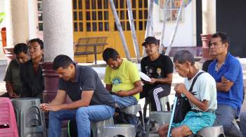 Personas esperan para resolver su situación migratoria este domingo, en una plaza del municipio de Tapachula en el estado de Chiapas (México). EFE/Juan Manuel Blanco