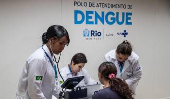Trabajadores de la Salud revisan a una paciente sospechosa de dengue en el Centro de Atención de Dengue de la Policlínica Rodolpho Rocco, en el barrio Del Castilho, en Río de Janeiro.