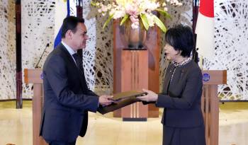 El ministro de Relaciones Exteriores de Paraguay, Rubén Ramírez Lezcano y su homóloga japonesa, Yoko Kamikawa, firman este viernes, un memorándum de entendimiento dirigido a ampliar los lazos entre ambos países.