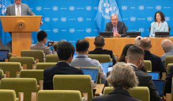 Fotografía cedida por la ONU donde aparece su secretario general, António Guterres, mientras habla durante una conferencia de prensa este lunes en la sede del organismo en Nueva York (Estados Unidos).