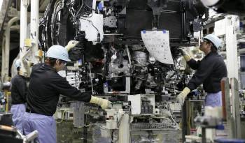 Fotografía de archivo en la que se registró a un grupo de trabajadores de la automotriz japonesa Toyota, al ensamblar un automóvil en una línea de montaje de la fábrica de Miyawaka, en Fukoka (Japón).