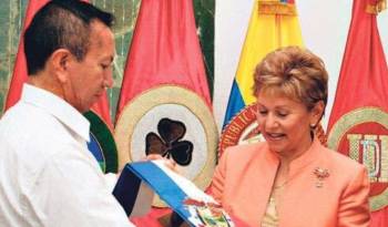 El sastre colombiano confeccionó la banda presidencial de la exmandataria Mireya Moscoso en 1999.