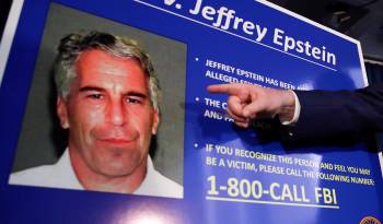 Vista de la ficha criminal del financiero estadounidense Jeffrey Epstein, en una fotografía de archivo.