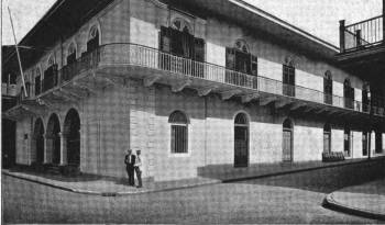 Maduro: ‘Souvenir’ del Canal de Panamá, 1919. Panamá. Véase el aspecto de la Casa Presidencial que adquirió al ser añadido un segundo piso (el salón amarillo) y la residencia del mandatario, antes de la remodelación de Porras por Villanueva en 1922.